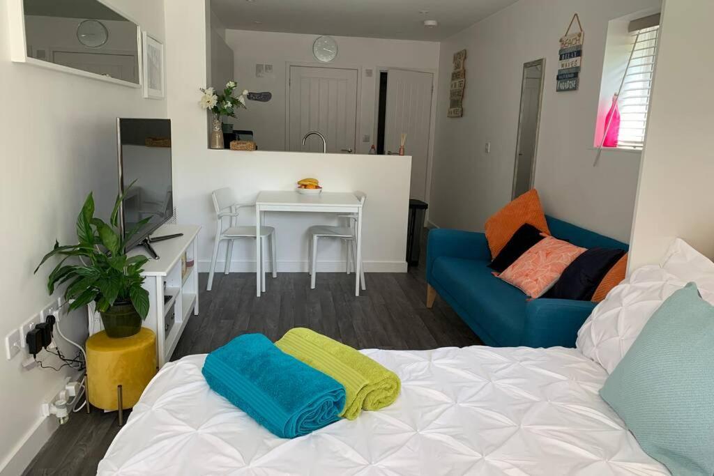Bournemouth Nr Town Beach Train Coach Shops Lovely Entire Apartment Allows Quiet Good Dogs Экстерьер фото