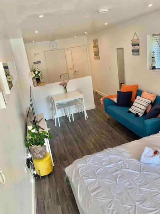 Bournemouth Nr Town Beach Train Coach Shops Lovely Entire Apartment Allows Quiet Good Dogs Экстерьер фото