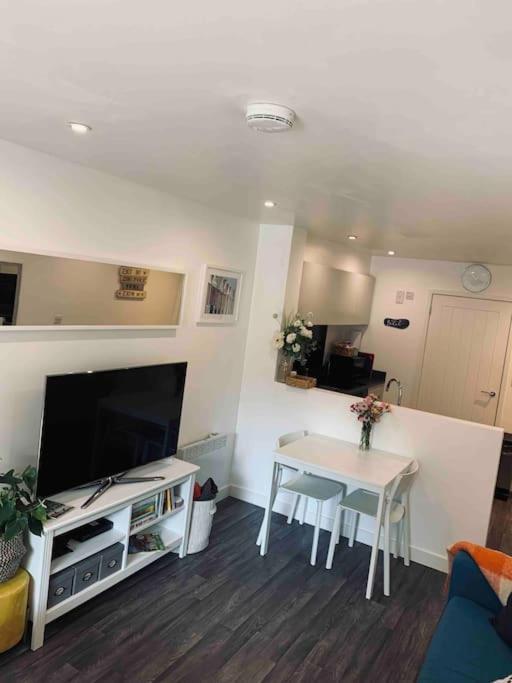 Bournemouth Nr Town Beach Train Coach Shops Lovely Entire Apartment Allows Quiet Good Dogs Экстерьер фото